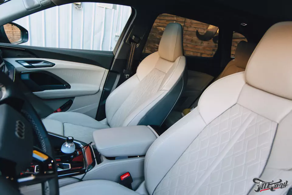 Забронировали Audi Q5 L прозрачным глянцевым полиуретаном, выполнили шумоизоляцию дверей и арок, установили видеорегистратор